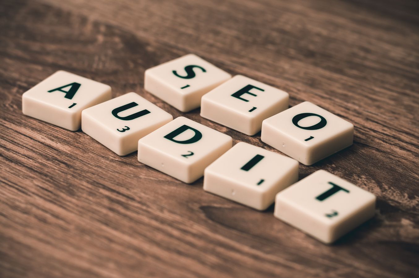 checklist SEO 2026 sur un ordinateur portable