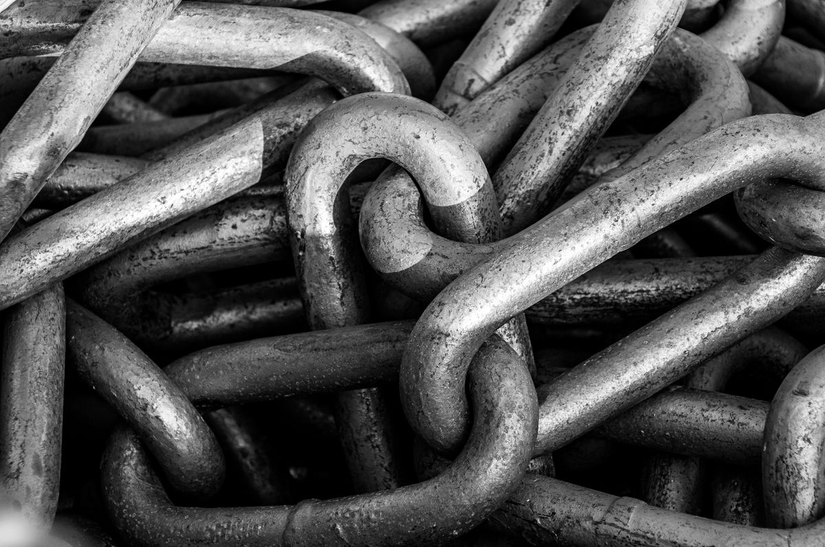 Maillage interne d'un site web illustré par des chaînes métalliques entrelacées