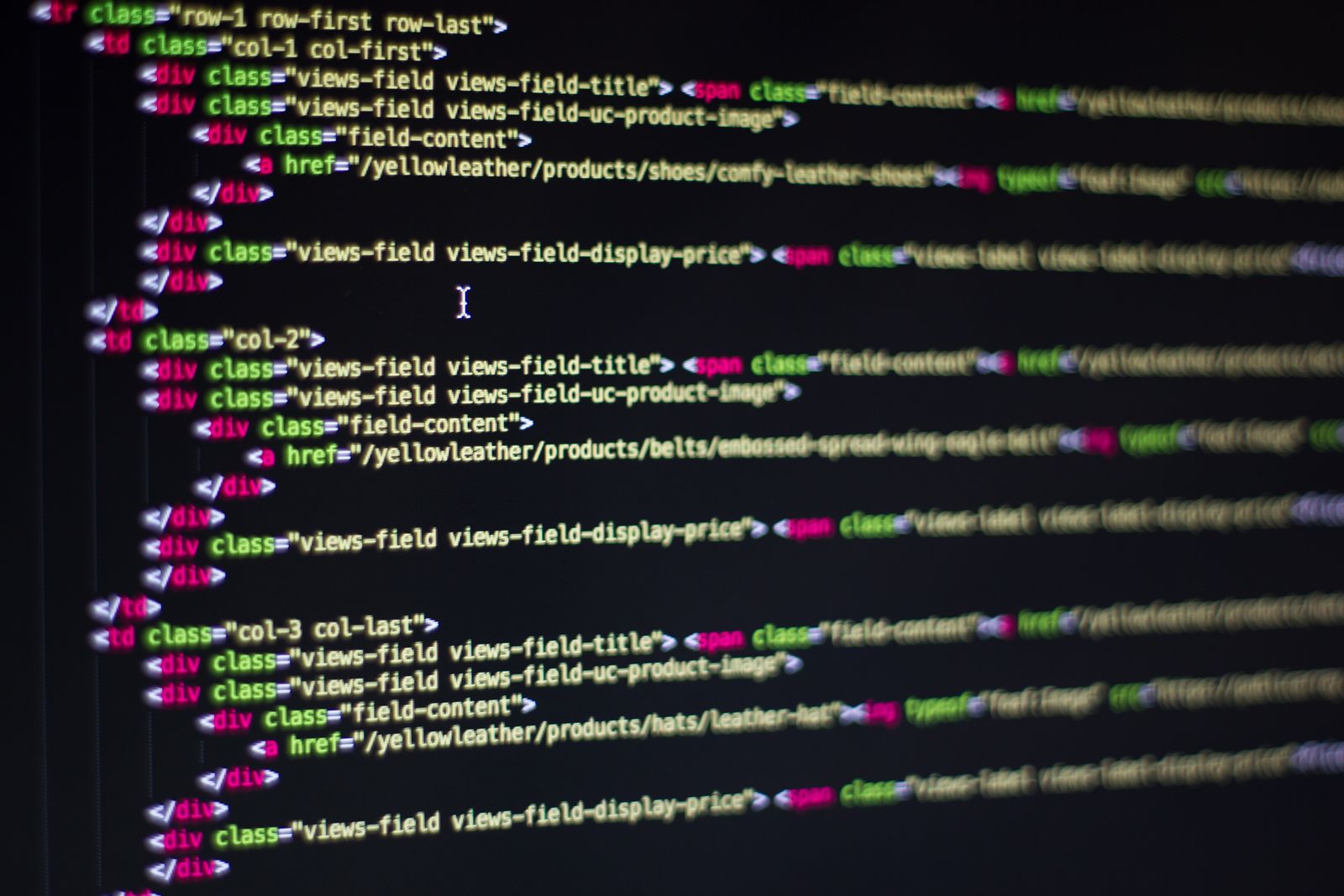 Développeur analysant les scripts tiers d'un site web sur plusieurs écrans de code