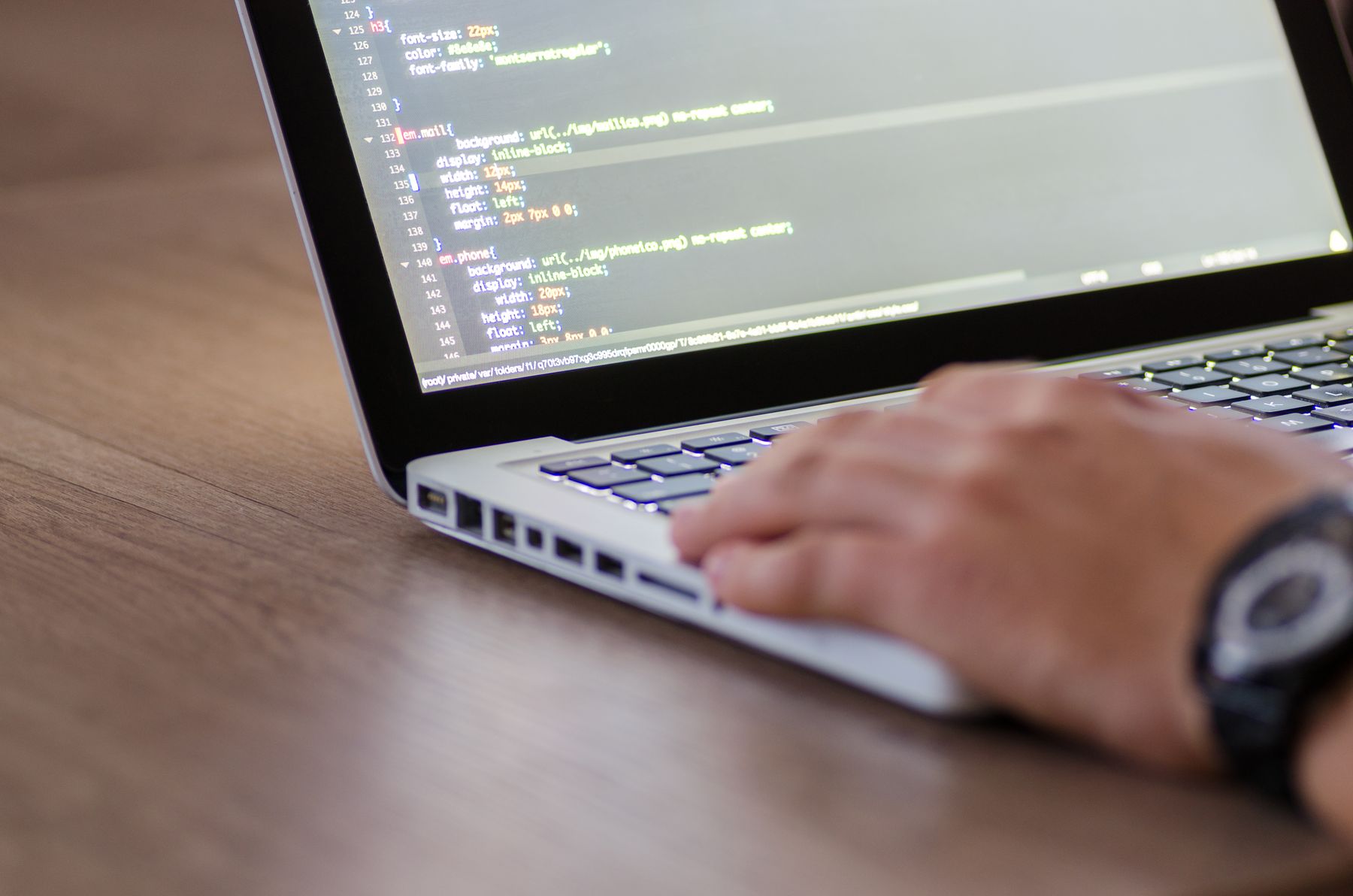 Développeur configurant des Service Workers pour la mise en cache d'un site web