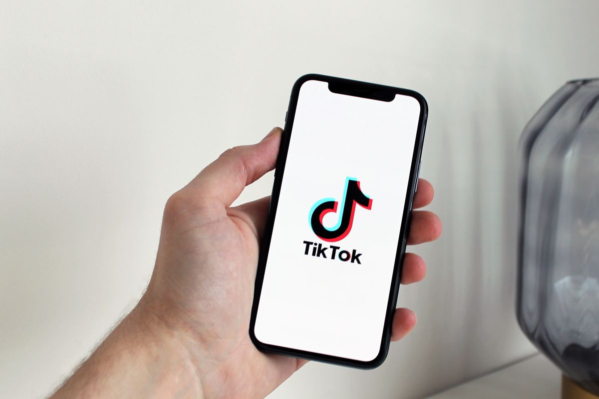 TikTok Ads en smartphone para una campaña publicitaria en 2026