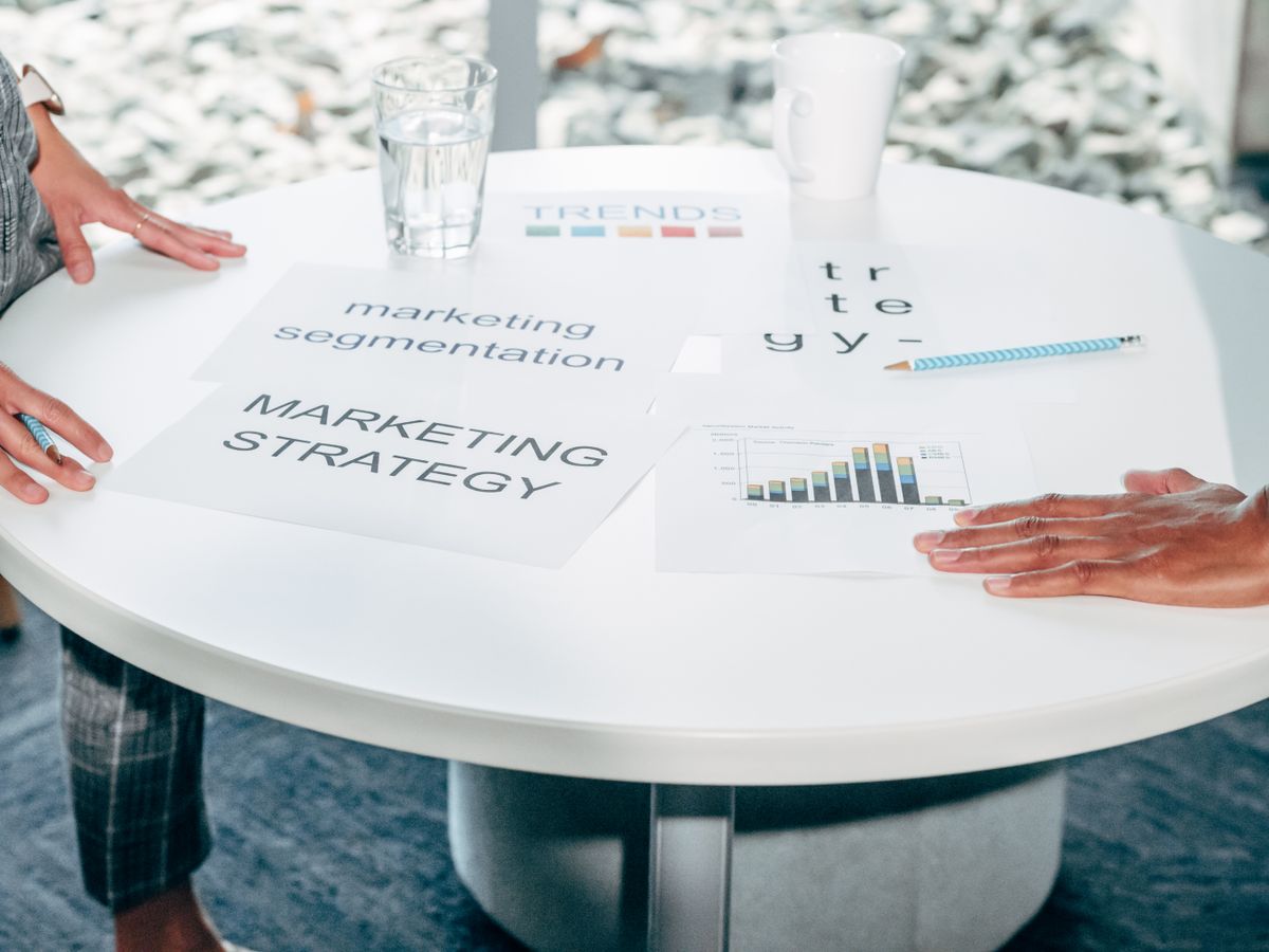 structure de campagne Google Ads expliquée sur un tableau de planification marketing